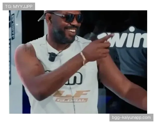 乔恩·琼斯训练完直接啃整只烤鸡，这食量是认真的？