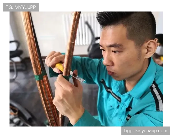 合法冲撞判罚要点：裁判以公平肩部接触与争球意图为准