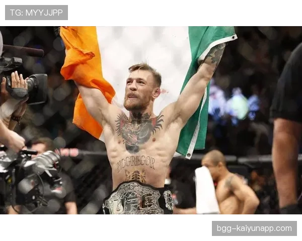 康纳·麦格雷戈路边吃汉堡，手上的表亮瞎旁边的人，尴尬又好笑